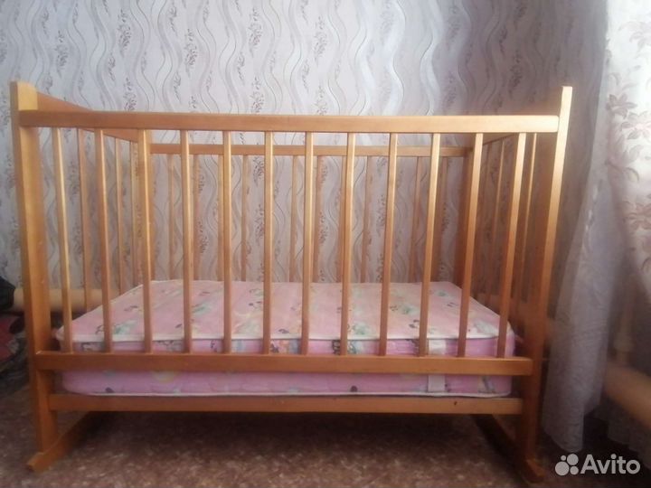 Детская кроватка с маятником