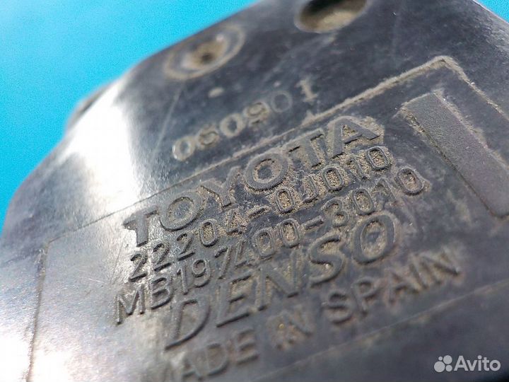 Датчик массового расхода воздуха toyota Avensis (T