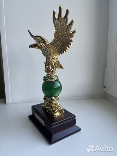Орел на нефритовом шаре на буйволе