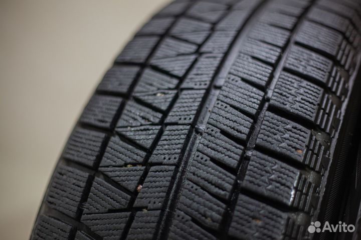 Bridgestone Blizzak Revo GZ 215/60 R17 96S