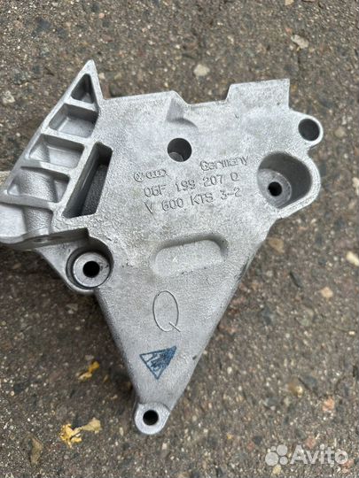 Кронштейн двигателя правый VAG