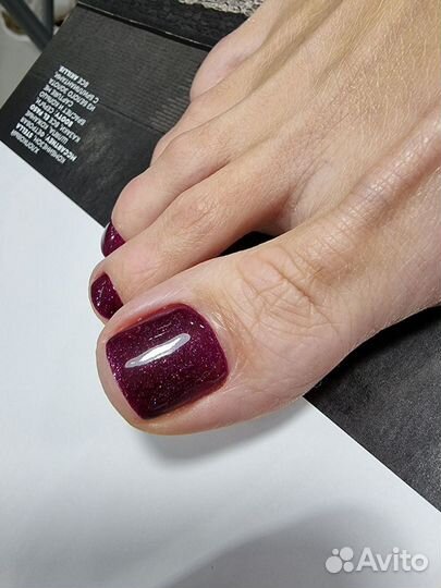 Модель на педикюр с покрытием