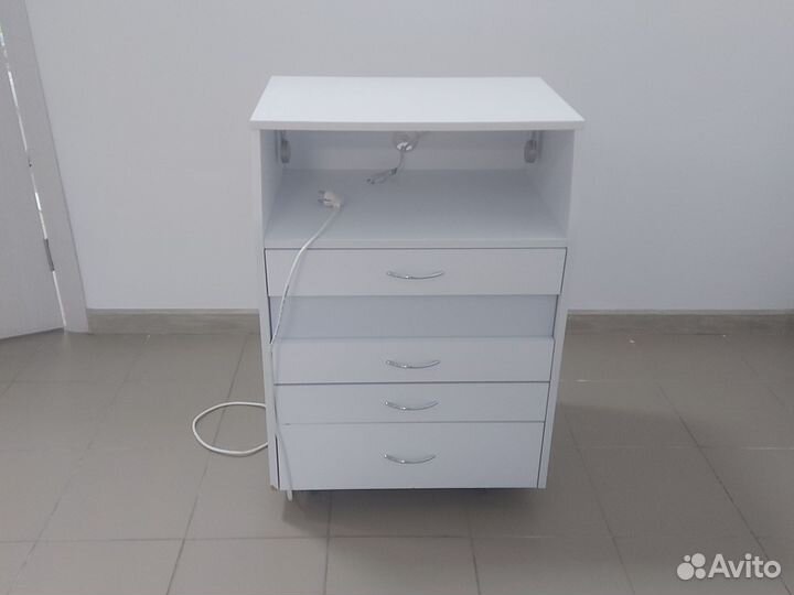 Педикюрная тумба с уф на колесах