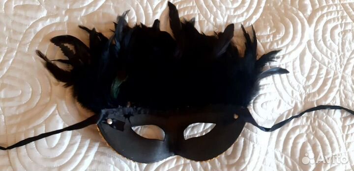 Маска карнавальная с перьями