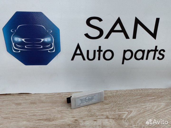 Плафон подсветки багажника задний левый Bmw X5 E70