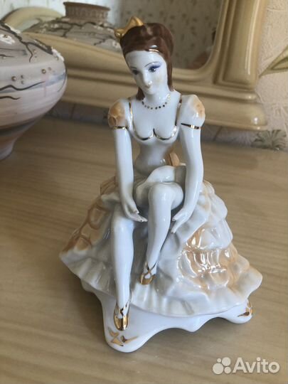 Фарфоровая статуэтка девушка