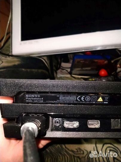 Ps4 pro 1tb 2 геймпада