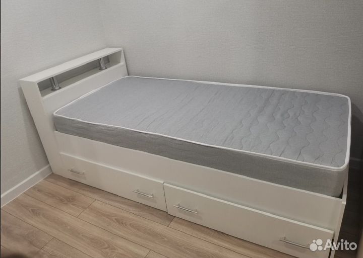 Кровать с выдвижными ящиками