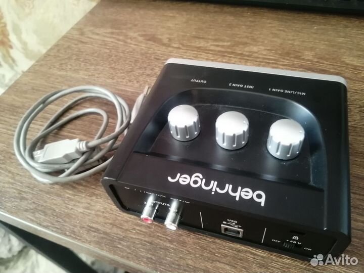 Внешняя звуковая карта Behringer Uphoria UM2