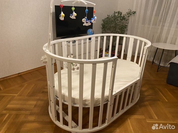 Детская кроватка круглая овальная с маятником