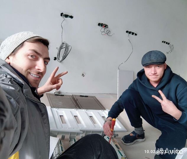 Электрика вызвать, заменить розетку или светильник