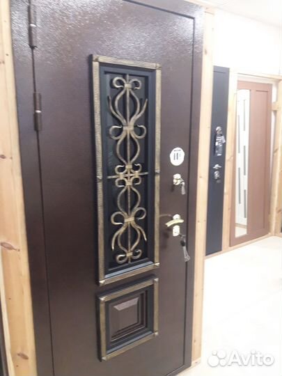 Дверь входная металлические с ковкой и стеклом
