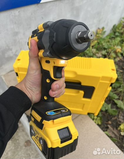 Гайковерт аккумуляторный 700 N.m dewalt