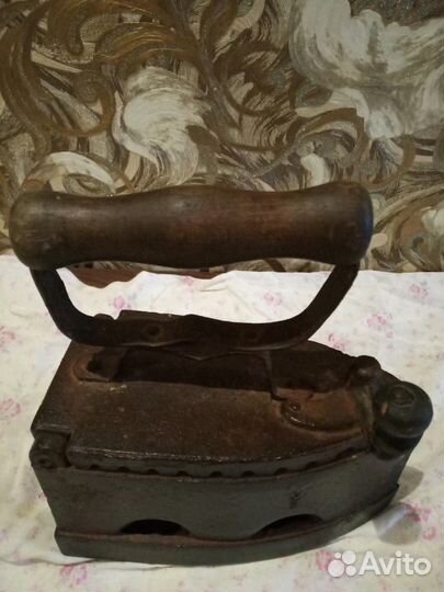 Старый утюг чугунный