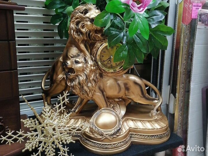 Гипсовая скульптура с часами