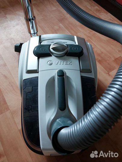 Пылесос с аквафильтром Vitek 1833 PR