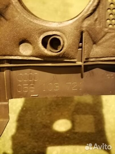 Декоративная крышка двс 058103721 Audi A4 B6 8EC