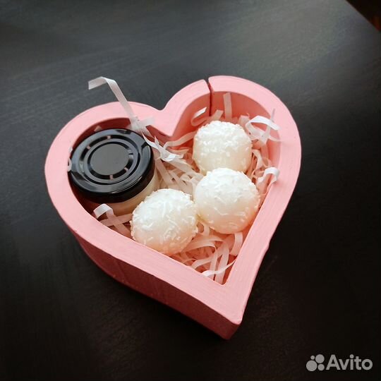 Набор косметики бьюти бокс: скраб и свеча