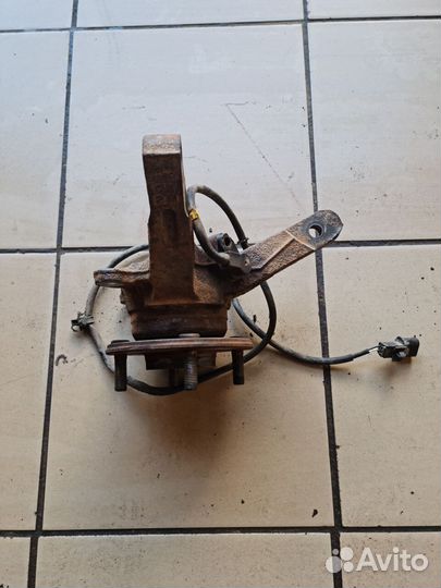 Поворотный кулак левый Mitsubishi Lancer IX