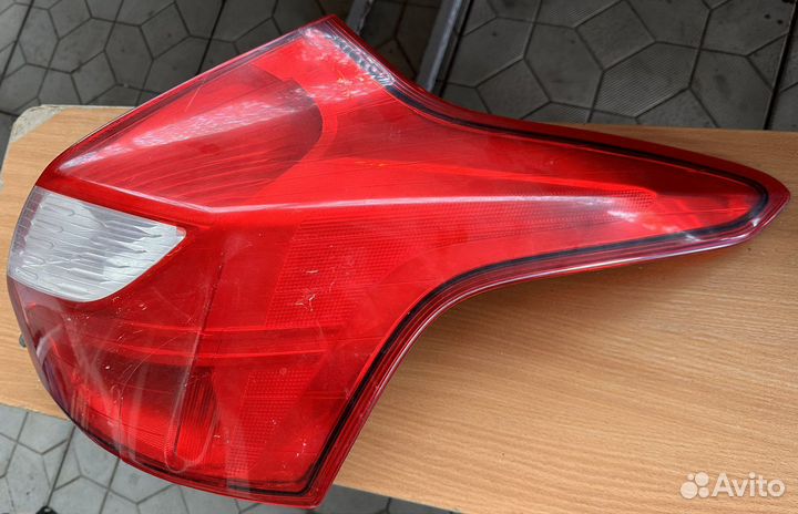 Задняя правая фара ford focus 3