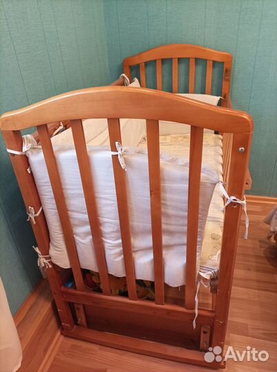 Детская кроватка с маятником