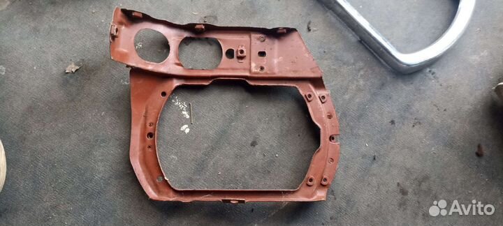 Крепление фары и облицовка фары хром прав