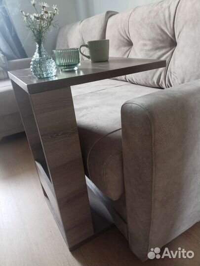 Столик придиванный новый