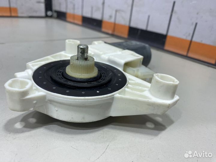 Моторчик переднего левого стеклоподъемника