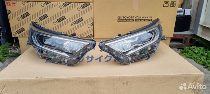 Фара передняя правая Toyota Rav-4 XA50