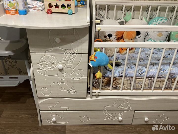 Детская кроватка с маятником и комодом