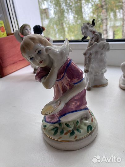 Статуэтка Девочка с голубем