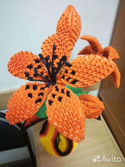 Лилия в вазе