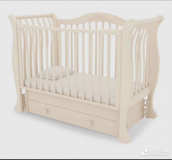 Детская кроватка с маятником и ящиком