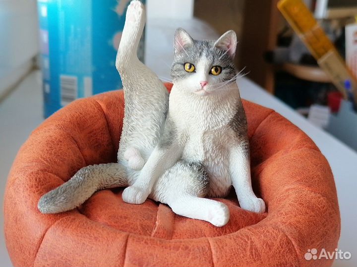 Котик на пуфике - Коллекционные фигурки животных