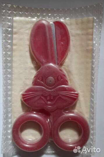 Часы, зажигалки, детские ножницы 1990-2000-х годов