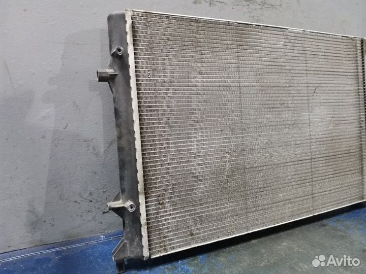 Радиатор охлаждения Volkswagen Passat B6 1.8T