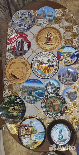 Сувенирные тарелки очень много