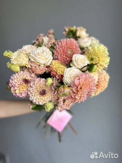 Лаконичный букет из георгин,роз и эустомы