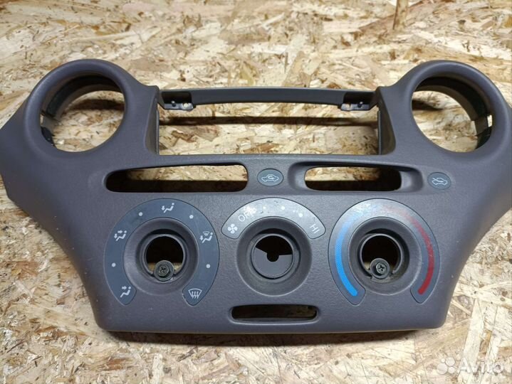 Накладка блока климата Toyota Platz SCP11 2001