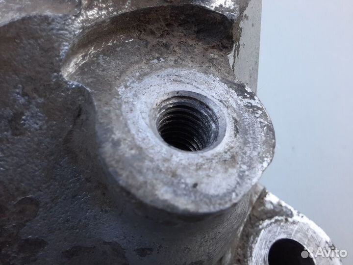 Кронштейн двигателя левый Mercedes Benz W 124