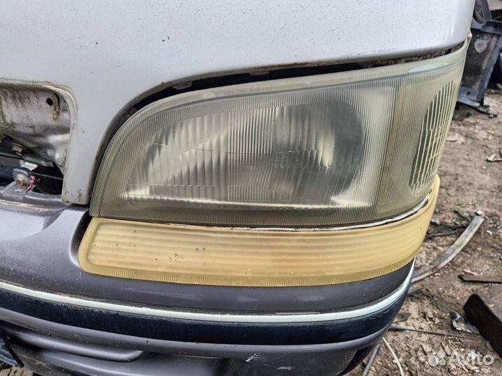 Фара левая Toyota Hiace H100