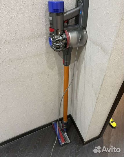 Пылесос Dyson V8 Slim Fluffy Extra с новой батарей