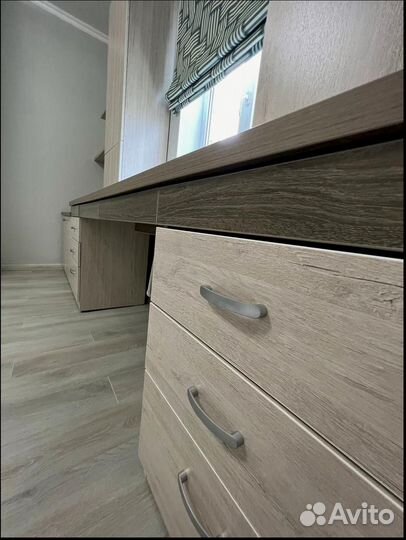 Детская учебная зона у окна на заказ