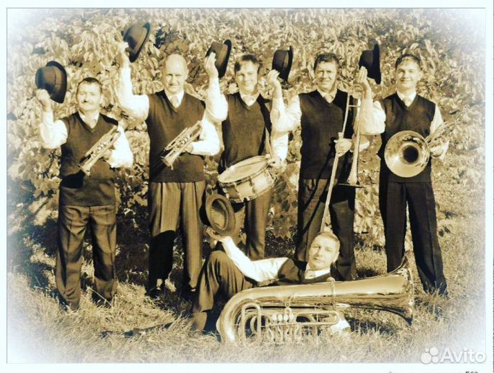 Оркестр под окнами любимой