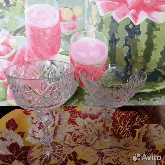 Хрустальные вазы на ножке