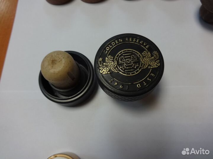 Пробки от бутылок (пластик)