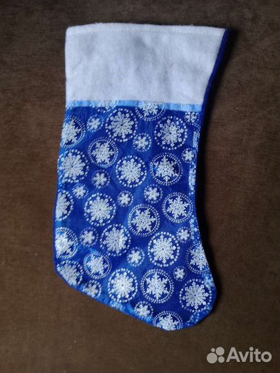 Шапки с помпошкой(белые и красные)