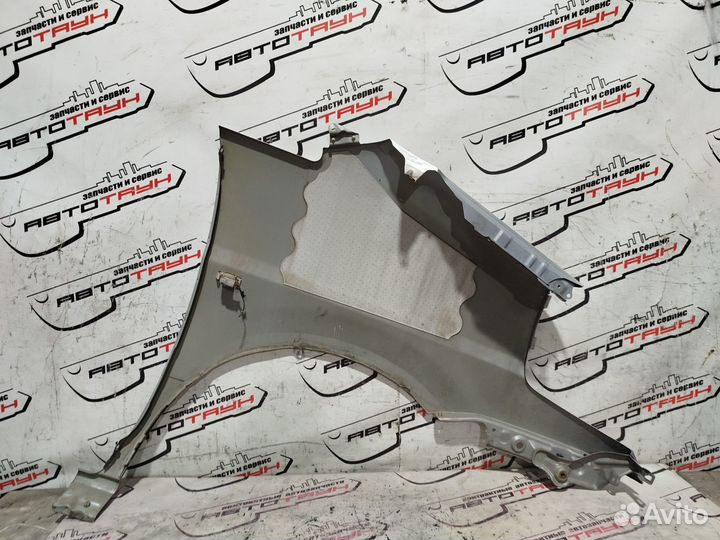 Крыло nissan serena PC24 PNC24 RC24 TC24 TNC24 VC24 VNC24 631014N050 переднее левое серебро, KY0 NA6
