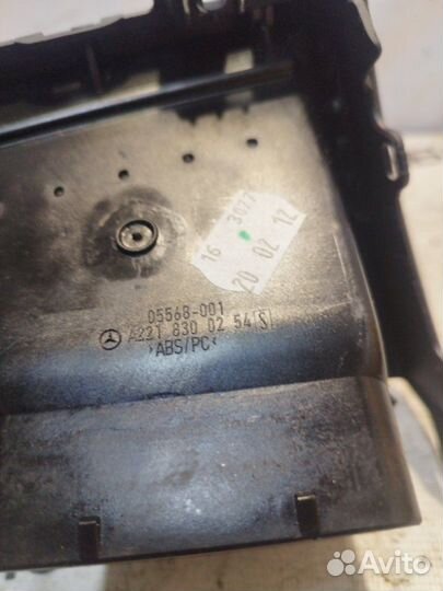 Дефлектор воздушный передний правый Mercedes W221