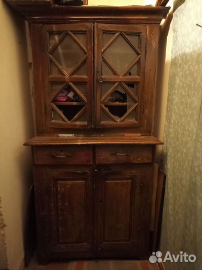 Старинный антикварный шкаф буфет